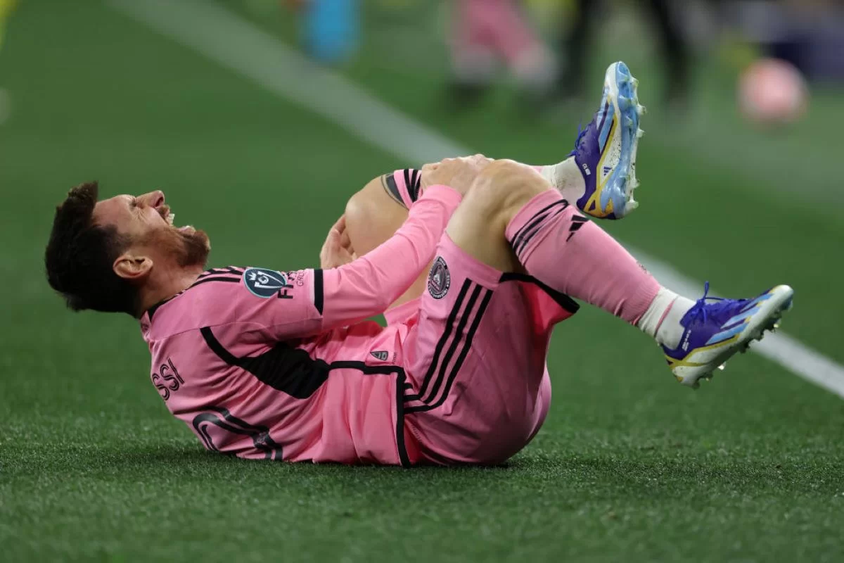 Messi sofre entrada brutal e quase tem a perna quebrada